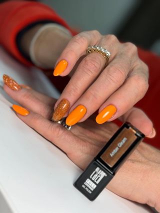 Nejžhavější novinkou na veletrhu byly reflexní Gellaky GlamLac!! To chcete! 🫶...